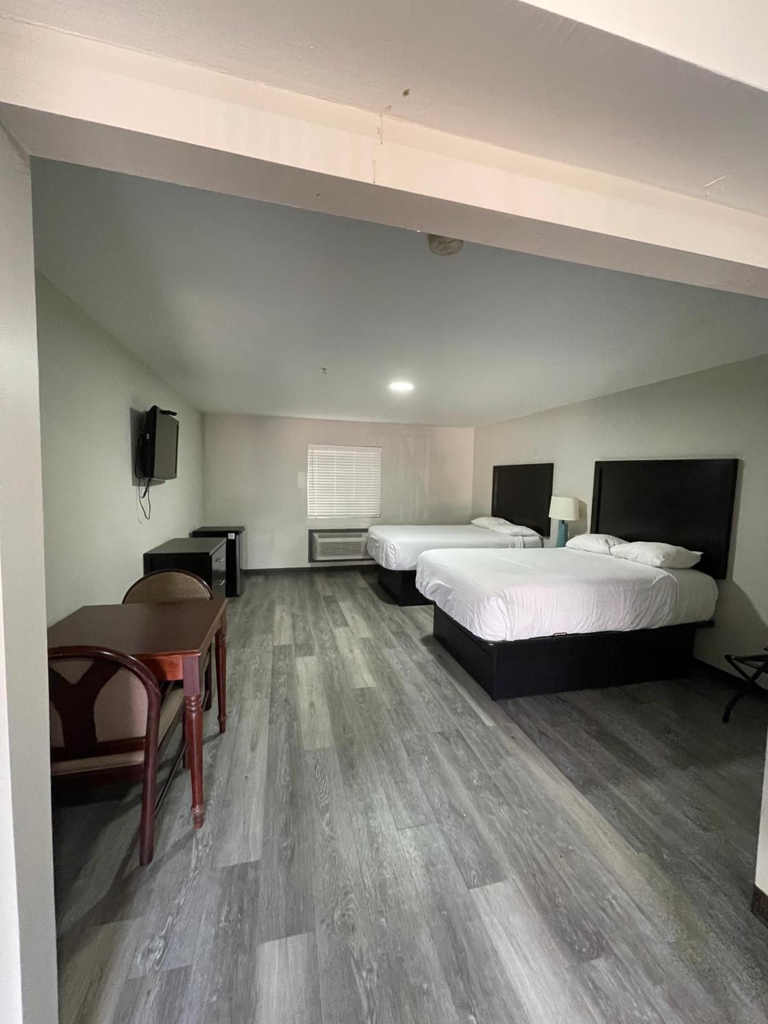 High Falls Inn & Suites Екстер'єр фото