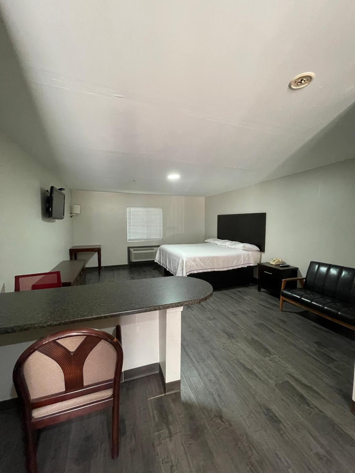 High Falls Inn & Suites Екстер'єр фото