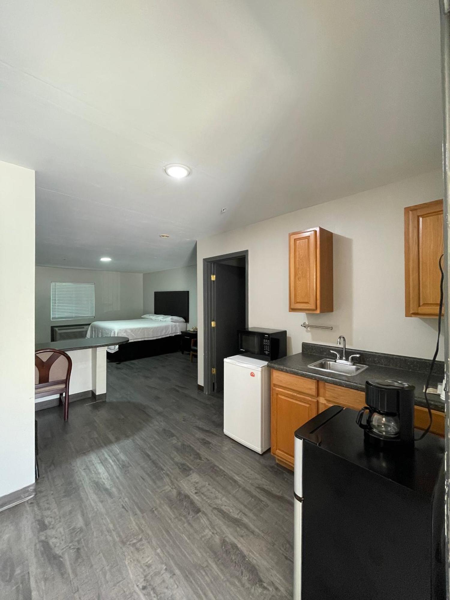 High Falls Inn & Suites Екстер'єр фото