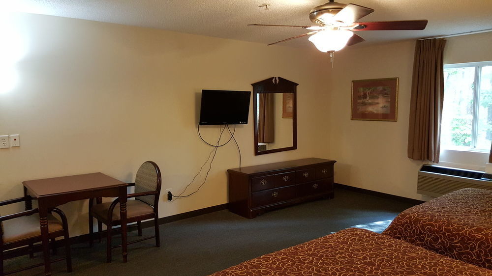 High Falls Inn & Suites Екстер'єр фото