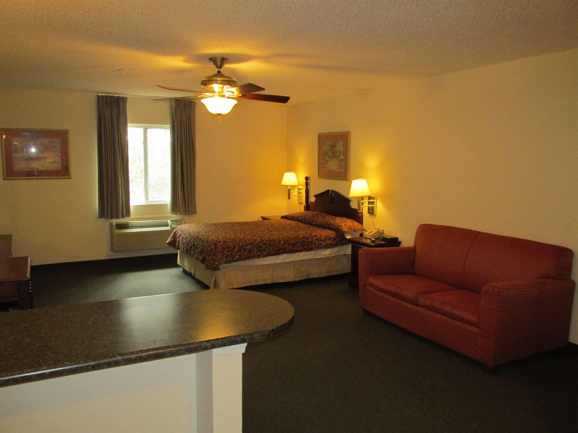 High Falls Inn & Suites Екстер'єр фото