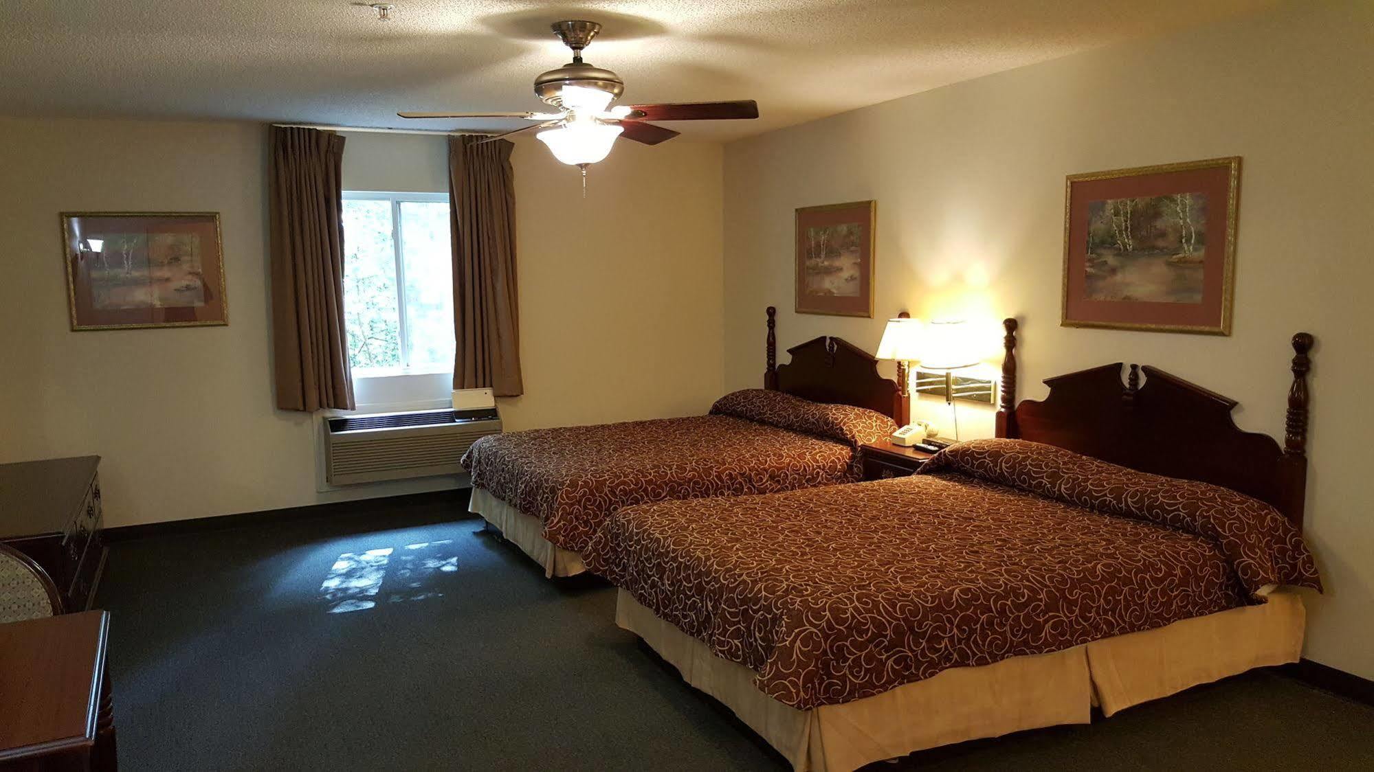 High Falls Inn & Suites Екстер'єр фото