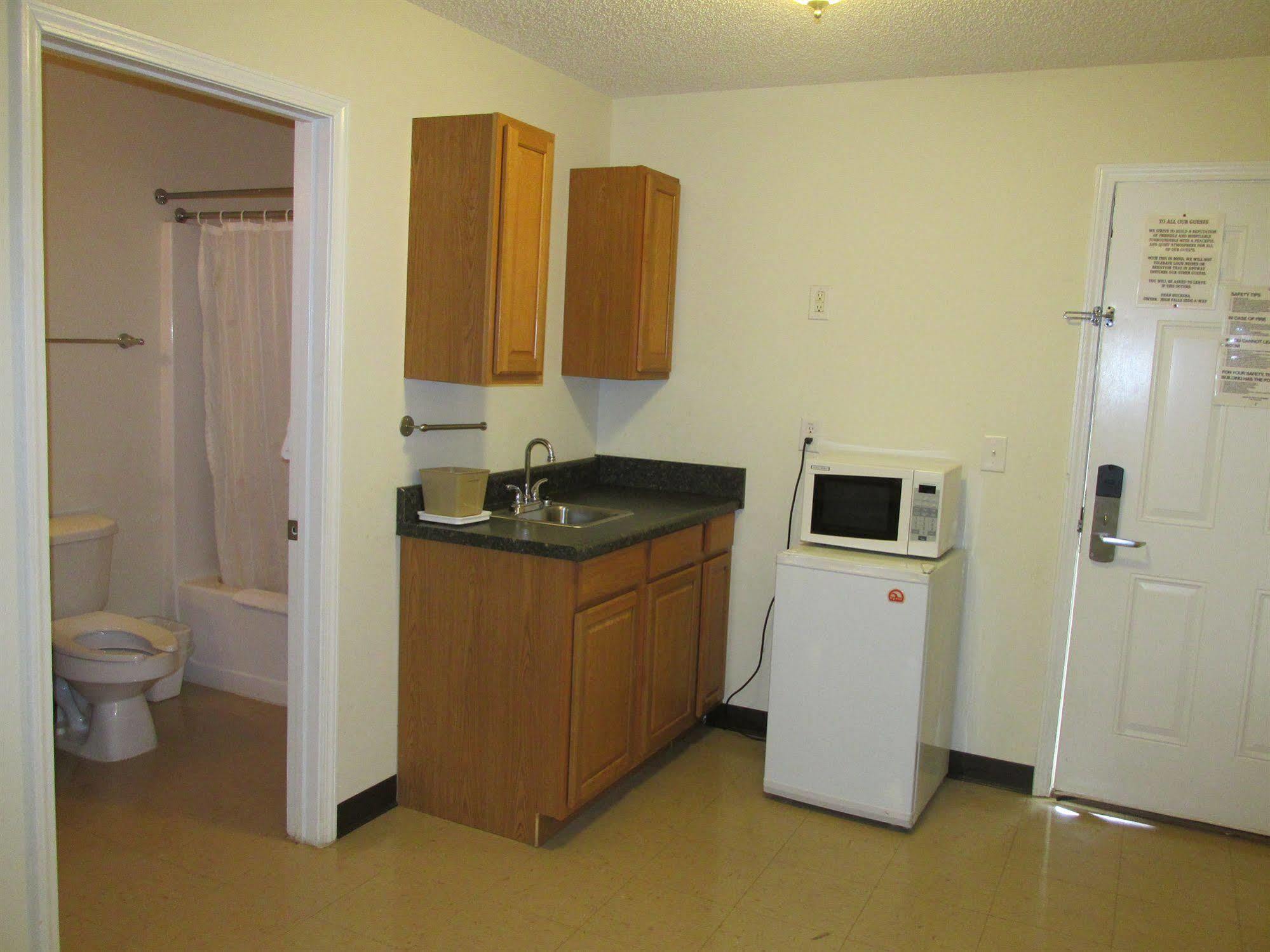 High Falls Inn & Suites Екстер'єр фото